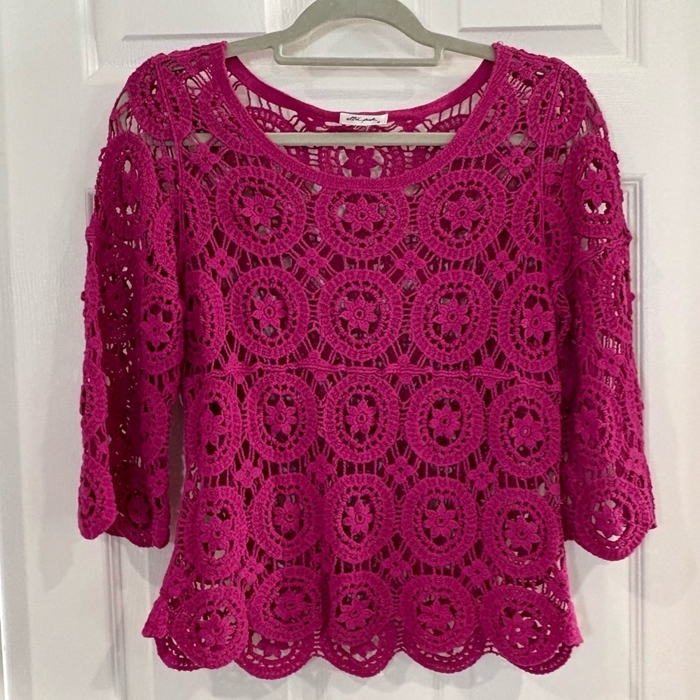 Ultra Pink Crochet Open Lace Sheer 3/4 Bell Sleeves Blouse Fits S/M Scallop Hem